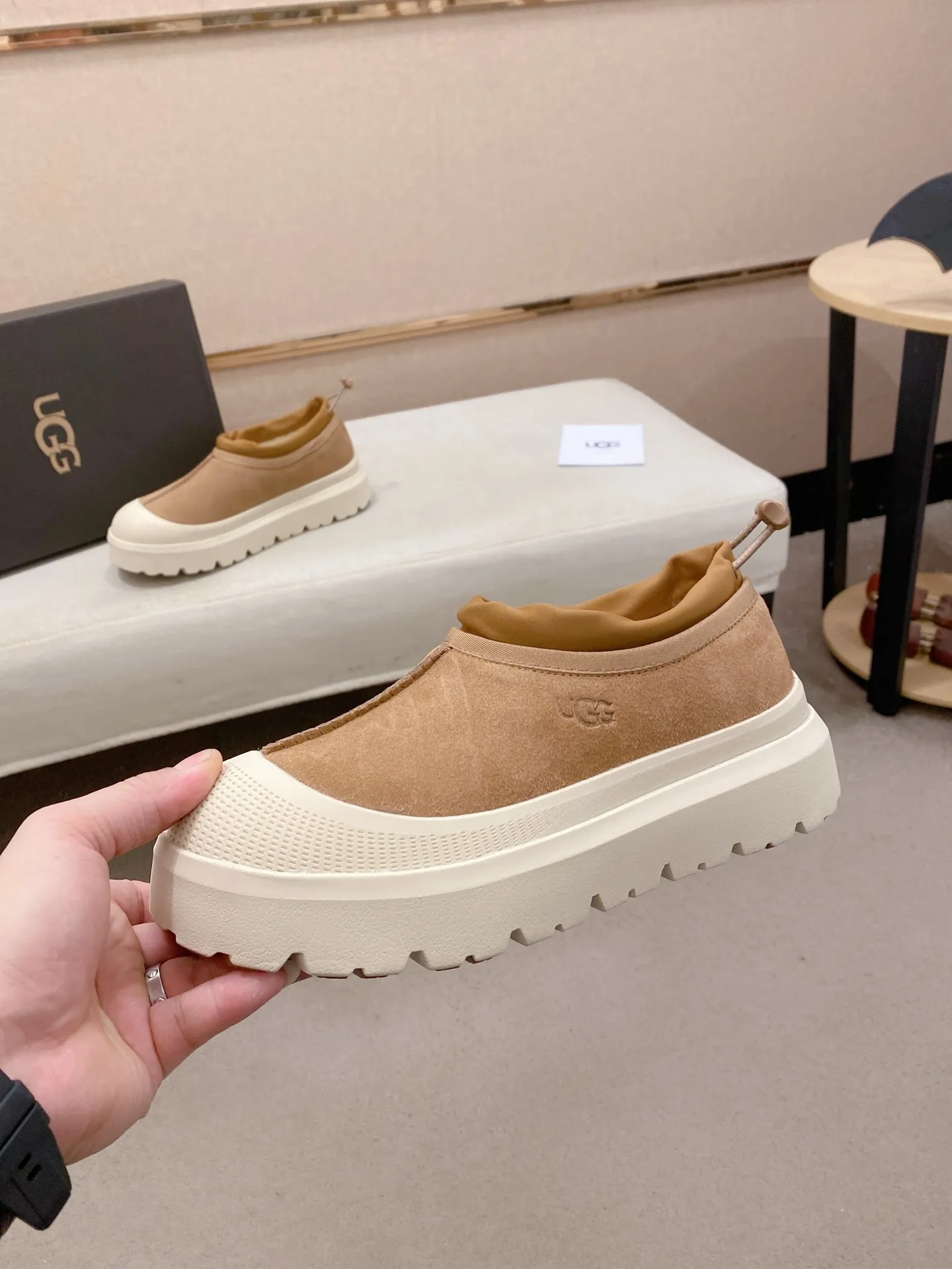 Factory price: 480💰Couple model💏 Same style as Wang Yibo, North American men's shoes Ugg ☃️In the special sale of new high-quality men's shoes snow boots in autumn and winter, the nemesis of extreme cold weather! Made of cowhide leather, merino wool lining, and original outsole, whether driving, outdoor or daily wear, there is always one that suits you! Male and female size: 35-46.